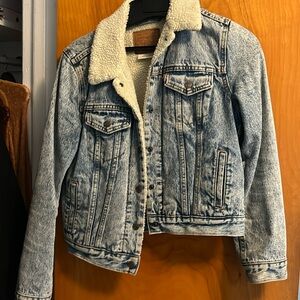 Levis jean jacket - Light wash & sherpa inside - very warm - size small
